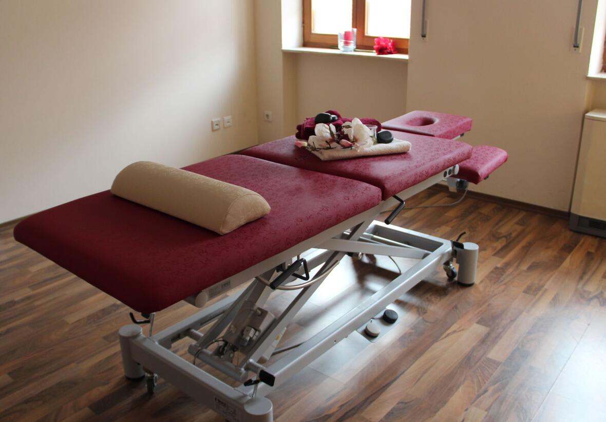 dieter-geier-praxis-fuer-physiotherapie-neuburg-rote-bequeme-massageliege