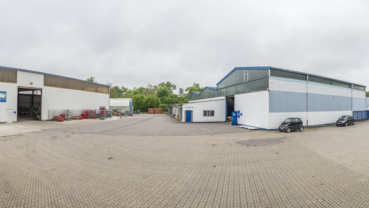 der-hof-und-die-fabrikhallen-der-firma-eduard-lutz-schrauben-werkzeuge-gmbh