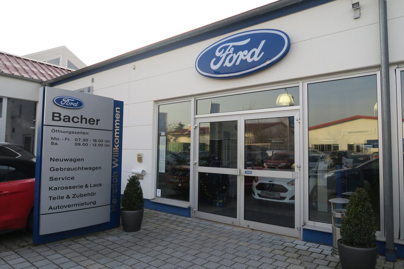 autohaus-bacher-neuburg-gepflasterter-vordereingang-mit-begruenung