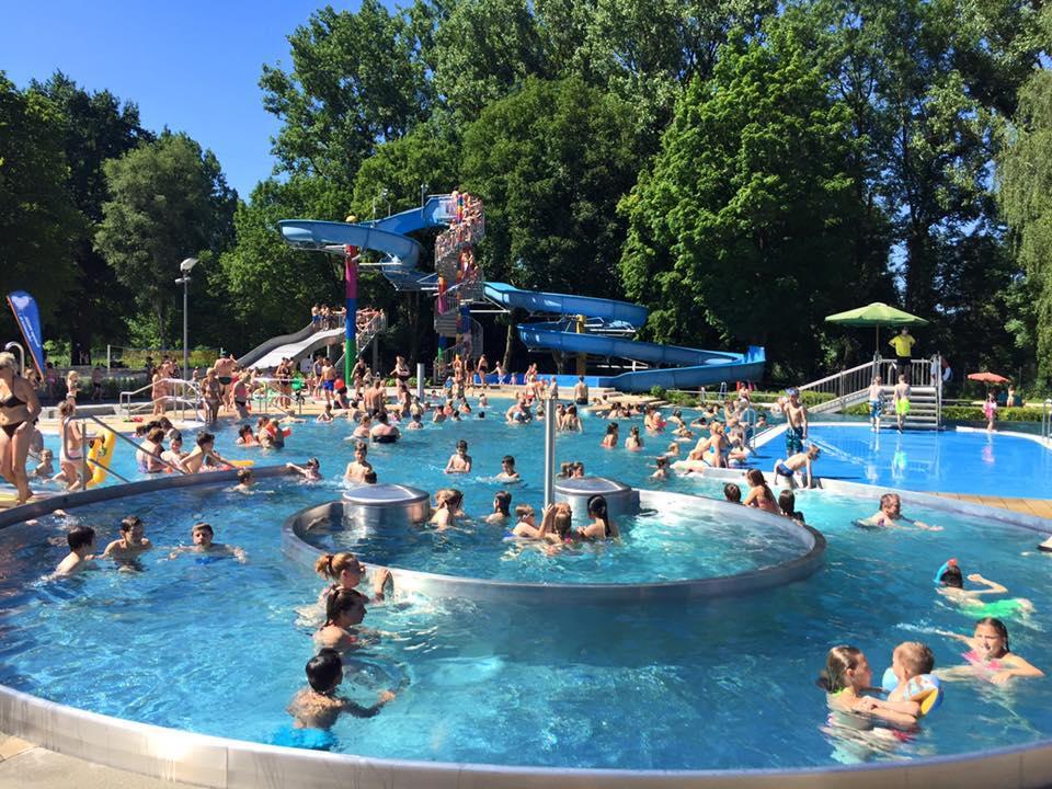 brandlbad-neuburg-das-attraktionsbecken-mit-gaesten