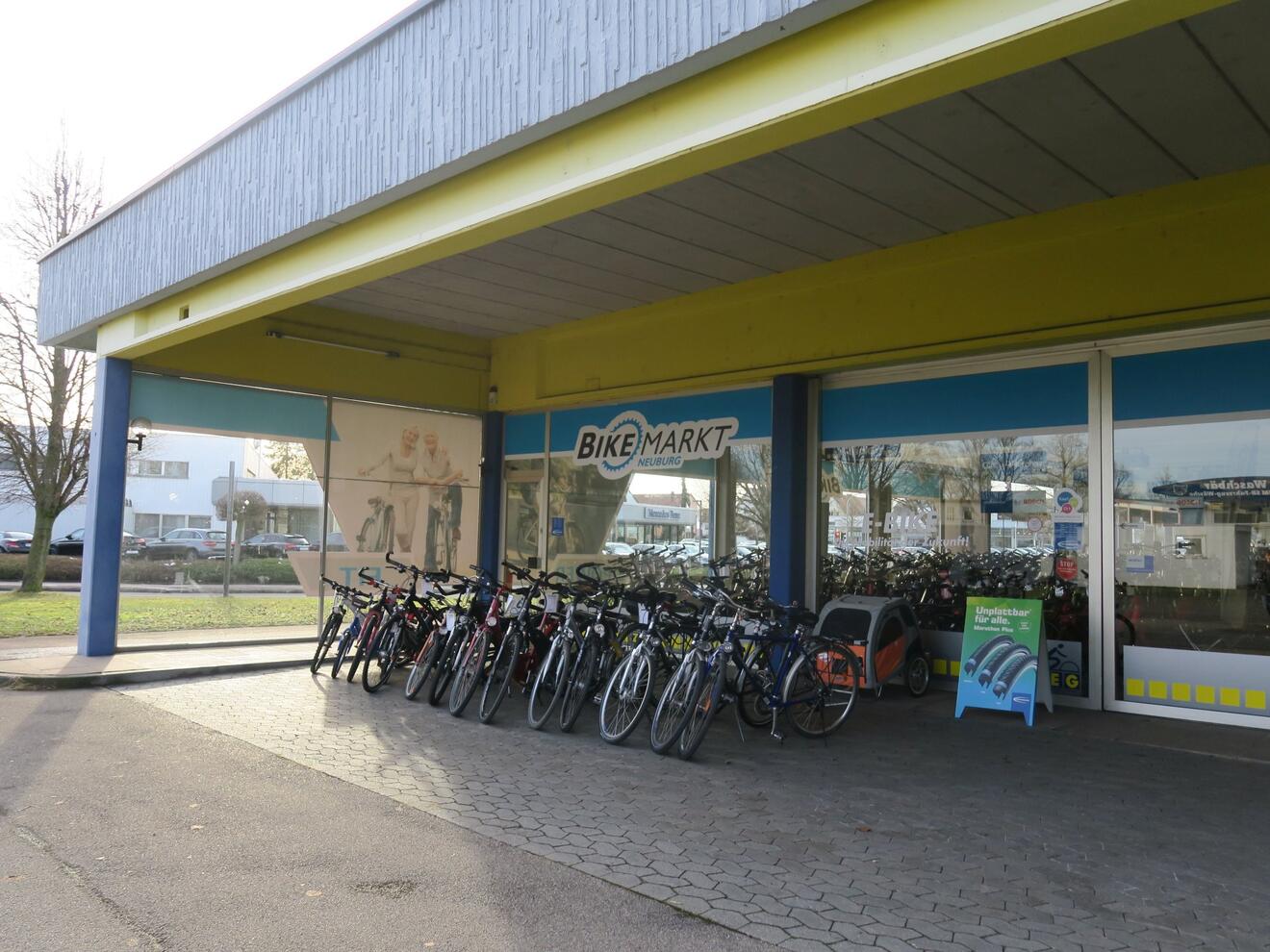 bike-markt-gmbh-neuburg-ueberdachter-vordereingang-mit-fahrraeder