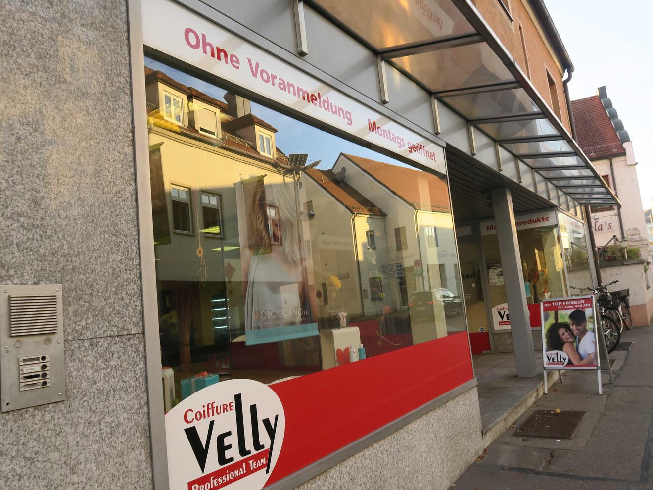 ueberdachter-vordereingang-zur-strasse-mit-schaufenster