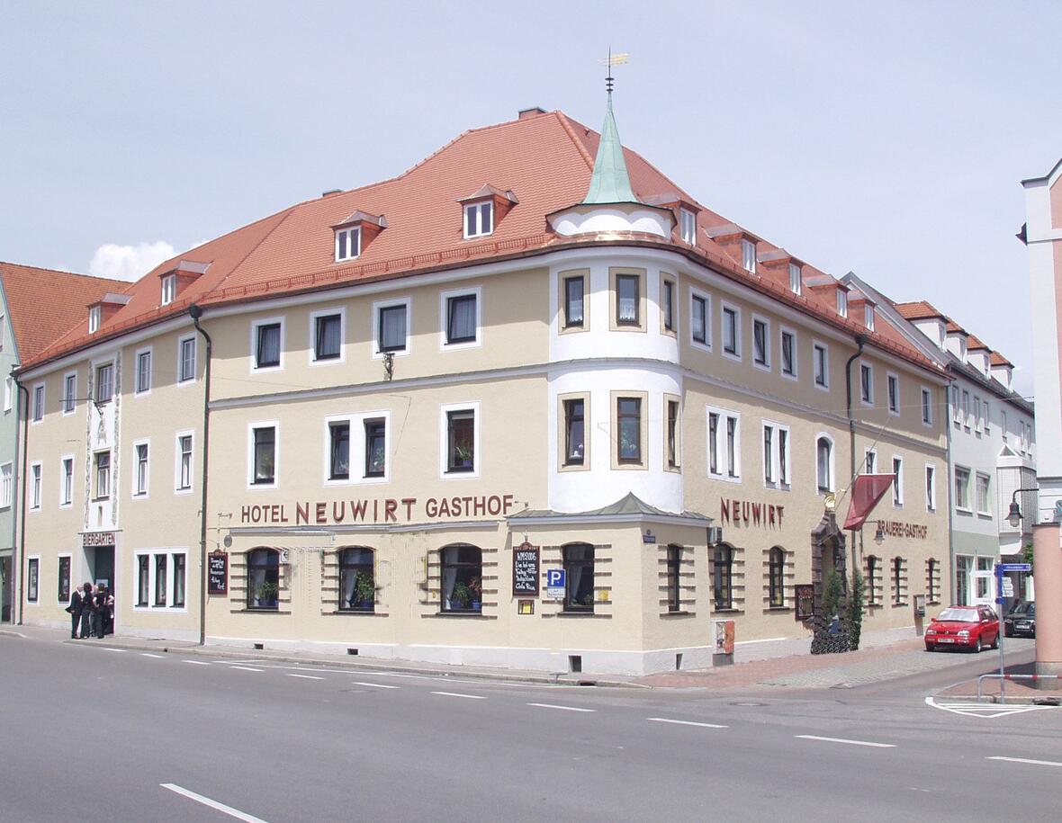 hotel-gasthof-neuwirt-neuburg-das-gebaeude-von-aussen