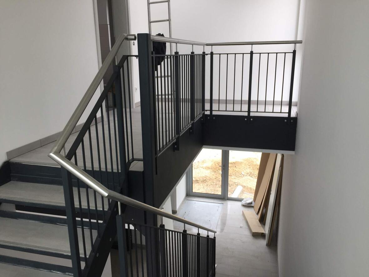 schwarz-und-silbernes-treppengelaender-aus-metall-krajewski-gmbh