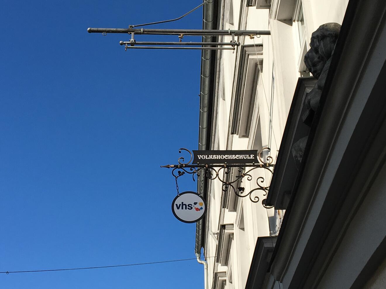 eingang-volkshochschule-neuburg