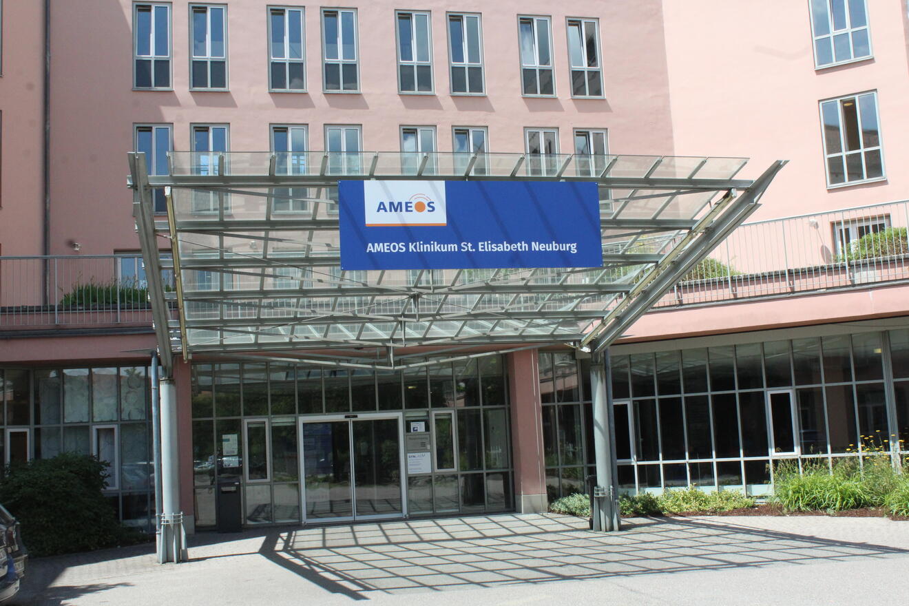eingangsbereich-des-ameos-klinikums